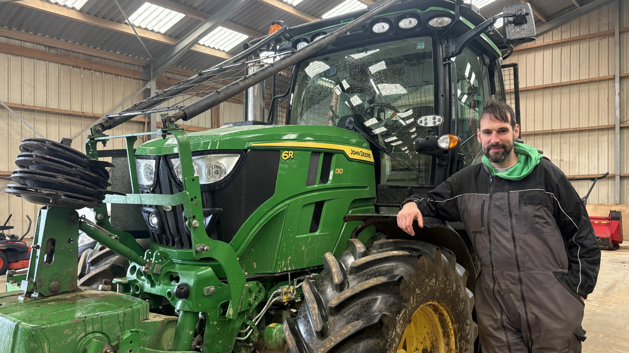 Maxime accoté sur son tracteur